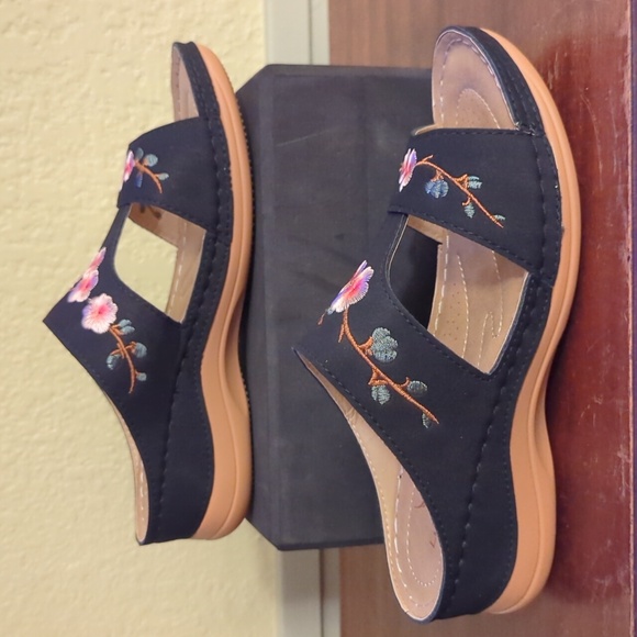 Luo Ge Black Floral Embroidered Comfort Sandals (Size 6) - Picture 2 of 6